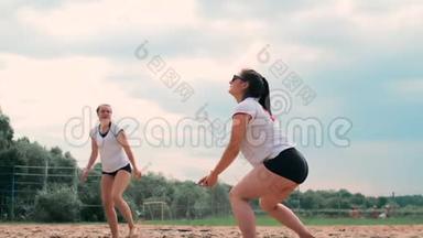 四个女孩在海滩上打<strong>排球</strong>。 <strong>沙滩排球</strong>，网，比基尼女郎。 平面卡通插图。 开始